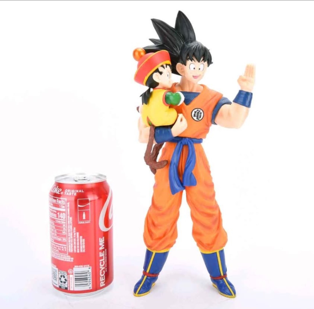 Goku holding young Gohan